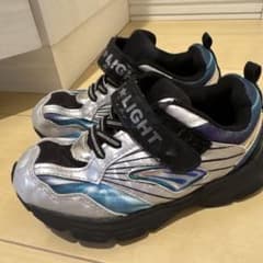 キッズ スニーカー 18cm シルバー ブルーのサムネイル