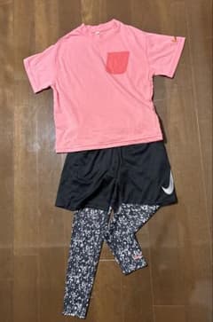 Nike ピンクTシャツ 黒ショートパンツ レギンスセットのサムネイル