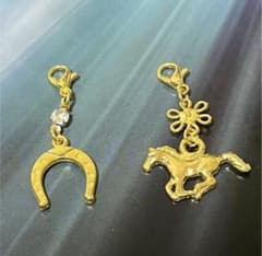 ♡handmade♡ 駆ける馬とホースシューのチャーム ゴールド〈2個セット〉のサムネイル