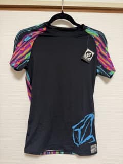VOLCOM ラッシュガード 半袖 ブラック カラフルのサムネイル
