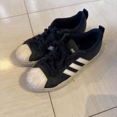 adidas スニーカー　23.5cmのサムネイル