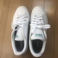 adidasスニーカーのサムネイル