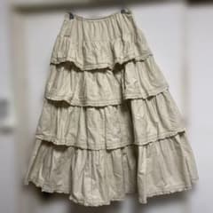 カネコイサオ　4段ティアードペチスカート ベージュ カネコイサオ 4段ティアードペチスカート ベージュ - メルカリ