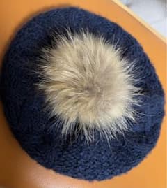 モコモコポンポン付きニット帽のサムネイル