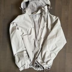 UNIQLO ナイロンジャケット ライトグレー Lのサムネイル