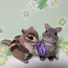 みゅんみゅん様専用　キノコのポシェットを持ったうさぎさんとスミレを持ったリスさんのサムネイル