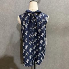 Grace Classグレースクラス リボン柄ノースリーブシャツ ネイビー 