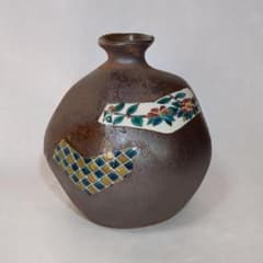 九谷焼 九谷一茂 鉄釉色絵花瓶 加賀伝統工芸 五彩 落款あり ヴィンテージ美品 九谷焼 九谷一茂 鉄釉色絵花瓶 加賀伝統工芸 五彩 落款あり