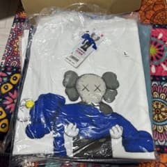 ユニクロ　KAWS シャツのサムネイル