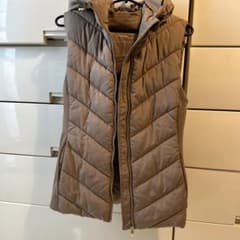 ZARA ダウンベスト フード付き ベージュのサムネイル