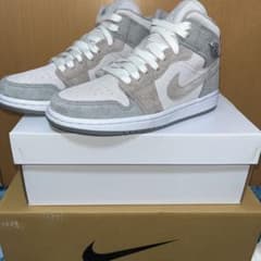 Nike WMNS AirJordan1MidSE"Particle Grey"のサムネイル