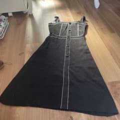 黒いボタン付きキャミワンピースのサムネイル