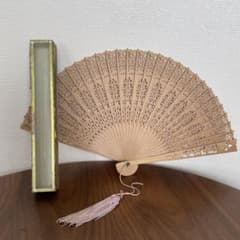 透かし彫り 扇子 木製 白檀 和装小物 工芸品 ヴィンテージ ガラス蓋箱