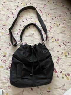黒いショルダーバッグ ドローストリングタイプのサムネイル