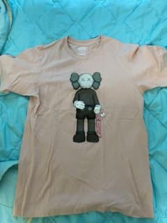 【値下げ】ユニクロ×カウズ　ビックTのサムネイル