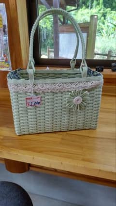 ハンドメイド かごバッグ ライトグリーン 花モチーフ付きのサムネイル