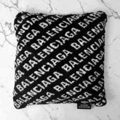 バレンシアガ　クッション 美品 バレンシアガ クッション ロゴ ブラック BALENCIAGA - メルカリ