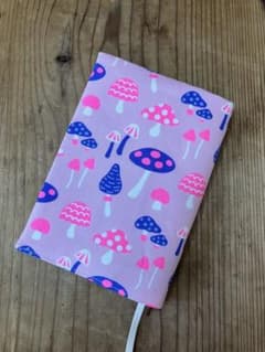 ハンドメイド ブックカバー 文庫本サイズ ネオンカラーきのこ　ピンクのサムネイル