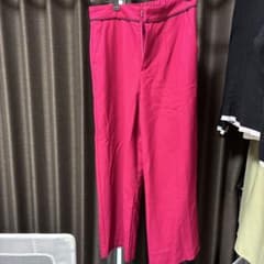 鮮やかなピンクのストレートパンツのサムネイル