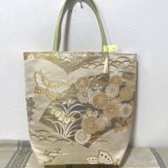 再販　袋帯　帯リメイクバッグ　ショルダーバッグ　蝶々プラチナ 再販 袋帯 帯リメイクバッグ ショルダーバッグ 蝶々プラチナ - メルカリ