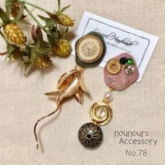アシメントリー ピアス 春 くすみピンク×暗カーキ ハンドメイド 個性的のサムネイル