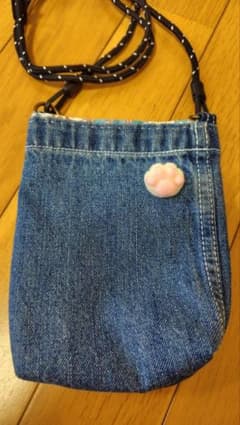 ハンドメイド デニムサコッシュ　球モチーフ付きのサムネイル