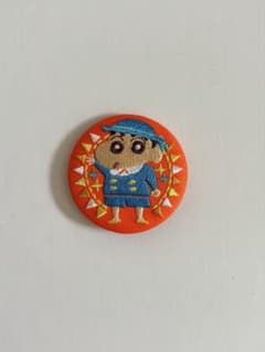 クレヨンしんちゃん 刺繍缶バッジ オレンジのサムネイル