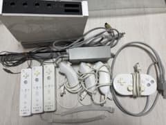 Wii 本体＋リモコン3個＋ヌンチャク3個＋クラシックコントローラー セットのサムネイル