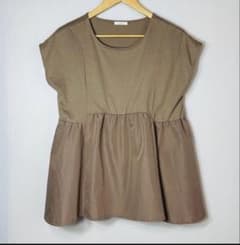 ITEMS URBAN RESEARCHブラウン ペプラムデザイン 半袖トップスのサムネイル