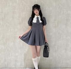 evelyn ネクタイ付きタックプリーツワンピース グレイのサムネイル