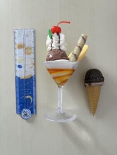 パフェの食品サンプルとアイスの磁石のサムネイル