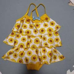 女の子　ワンピース水着　ひまわり柄のサムネイル
