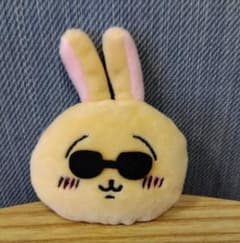 ちいかわ　なかよしぬいぐるみバッジ　サングラスと日焼け　うさぎ　ノベルティ ちいかわ観光 うさぎ☆ サングラスと日焼け☆ なかよしぬいぐるみ