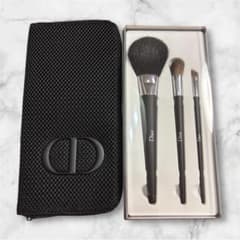 Dior メイクブラシ 3本　ブラシホルダー付き Dior メイクブラシ 3本 ブラシホルダー付き - メルカリ