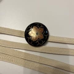 帯留め 漆塗り 花柄 金彩 帯締め付きのサムネイル