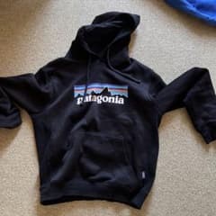 patagonia フード付きパーカー 黒のサムネイル