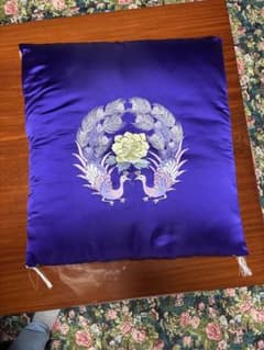 平成初期購入品】鳳凰牡丹柄 刺繍入り座布団 紫色 - メルカリ