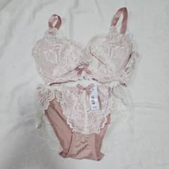 エメフィール　ピンク✕ホワイトF65！貴重完売している胸元開いてるデザインのサムネイル