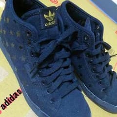 adidasスニーカーのサムネイル