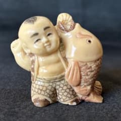 根付　魚を持つ子供の彫刻 根付 魚を持つ子供の彫刻 - メルカリ