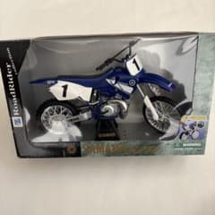 NewRay社製のヤマハYZ250 モトクロスバイクの1/6スケールモデルのサムネイル