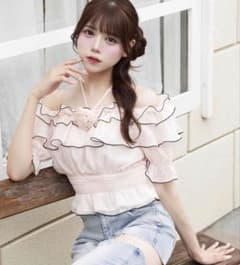 美品　Belle Charme ローズコサージュフリルブラウスのサムネイル