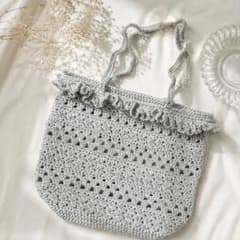 ハンドメイド かぎ針編み フリルバッグ グレー ニットバッグ トートバッグのサムネイル