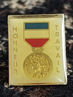 Honneur Travel Medal Pin Badge