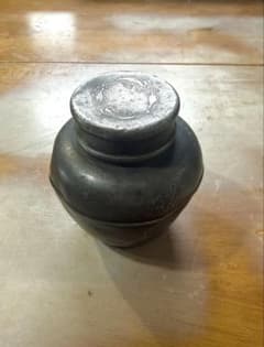黒色金属製茶筒 花柄彫刻のサムネイル