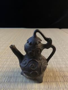 Water dropper, cast iron, with arabesque pattern, stationery, art object.