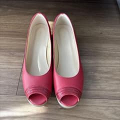 赤いオープントゥウェッジソールパンプス　厚底
