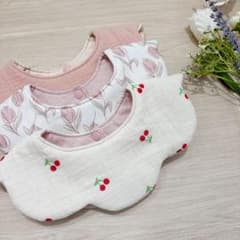 No.145〉ハンドメイド花びらスタイ3枚セット - メルカリ