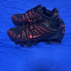 NIKE SHOX スニーカー ブラック/レッドのサムネイル