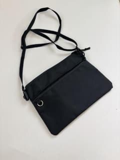 黒いサコッシュのサムネイル